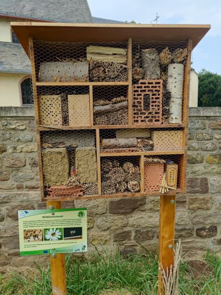 mit Kindern gebautes Insektenhotel in Vlatten, Heimbach